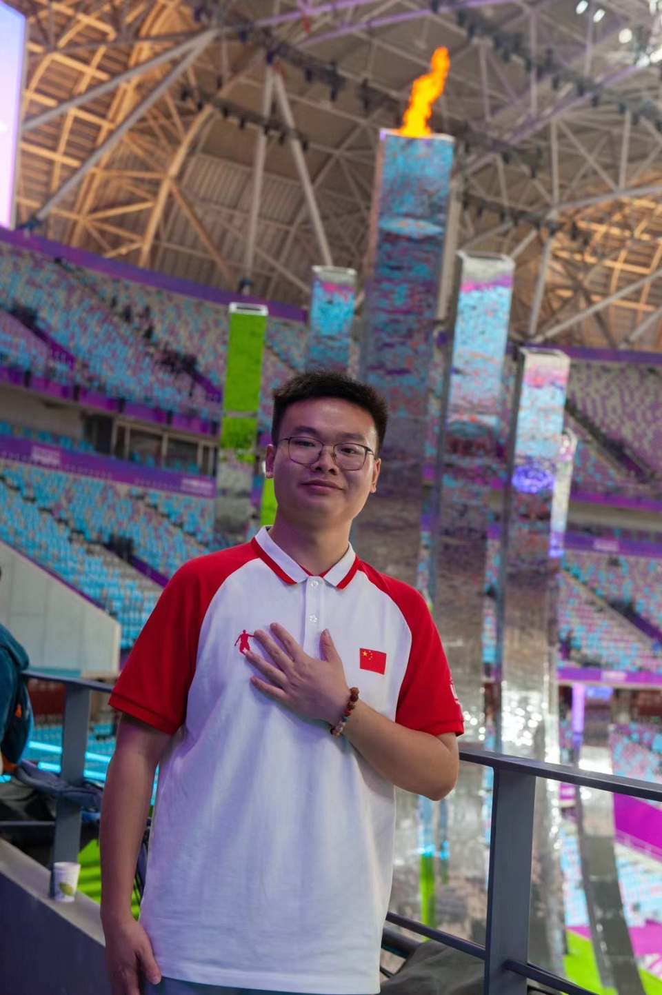 OFnKO, 是运动健儿, 舞台
